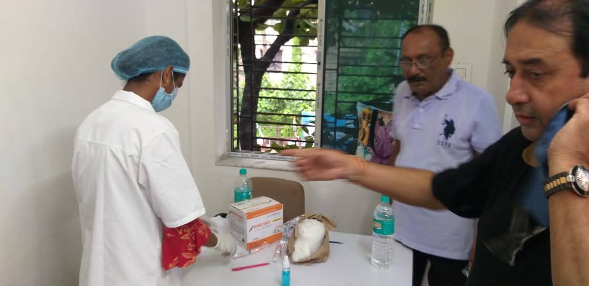 Clinicians discussing care at a Hindol event